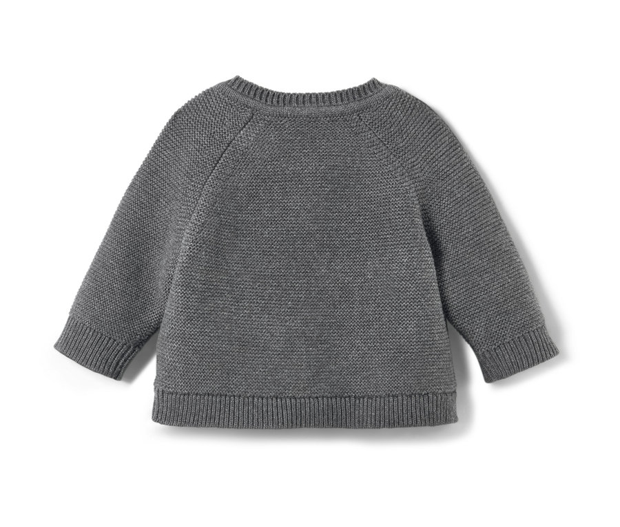 Gros plan sur un pull en maille gris pour enfant.