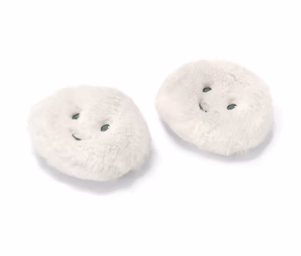 Deux coussins chauffants de poche blancs en forme de nuage.