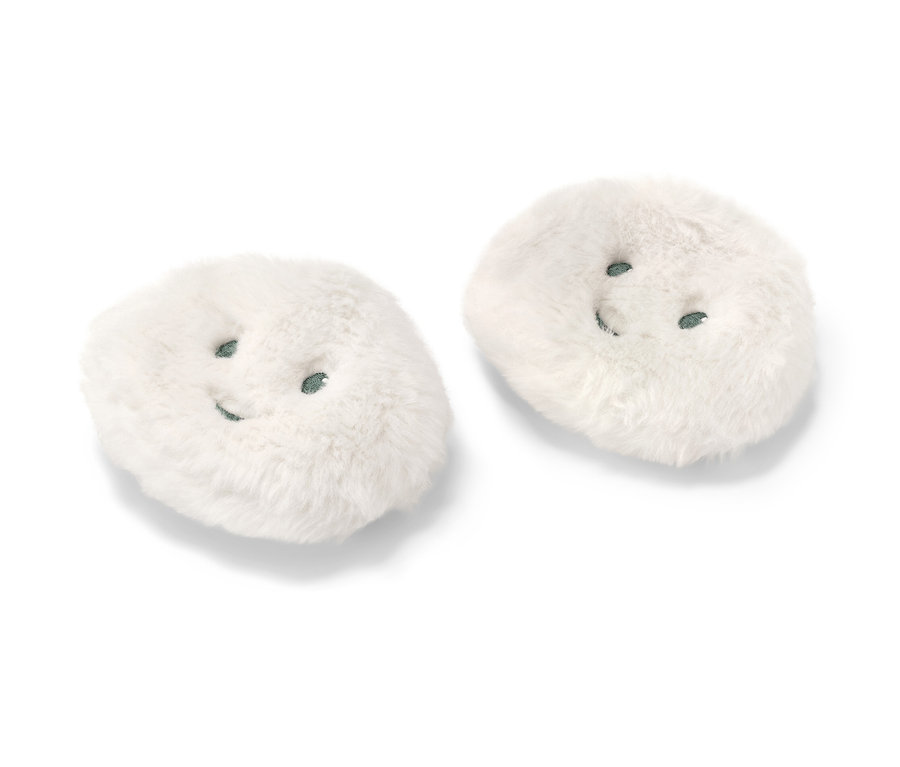 Deux coussins chauffants de poche blancs en forme de nuage.