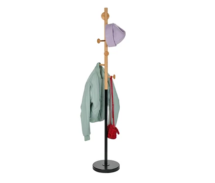 Un porte-manteau avec une veste, un sac à main et un bonnet accrochés.