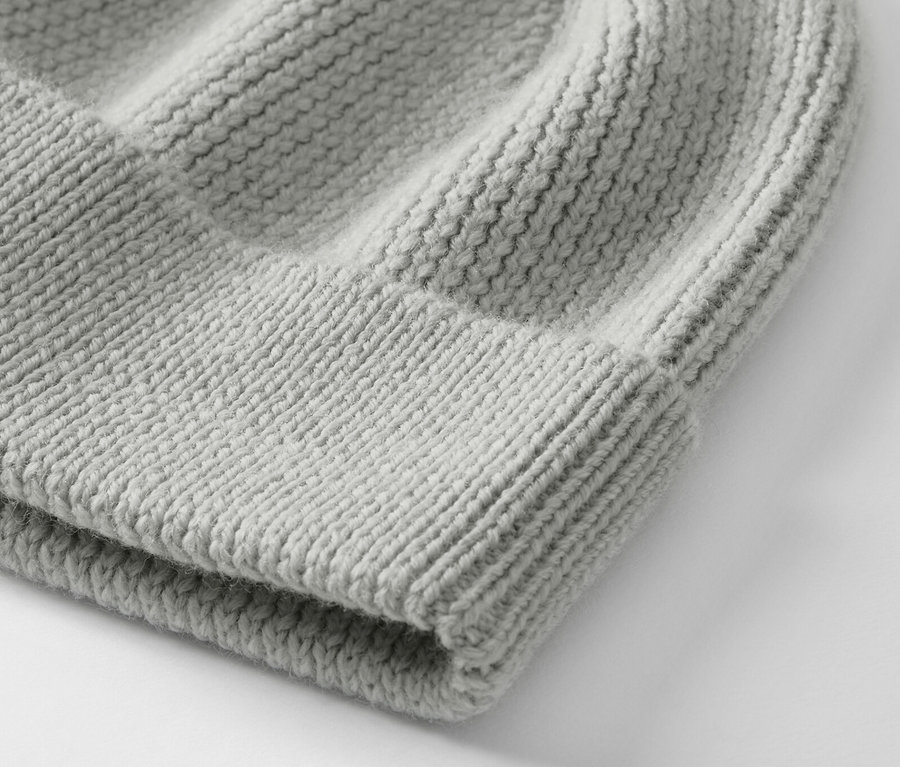 Gros plan d'un bonnet de laine en maille pour enfant.