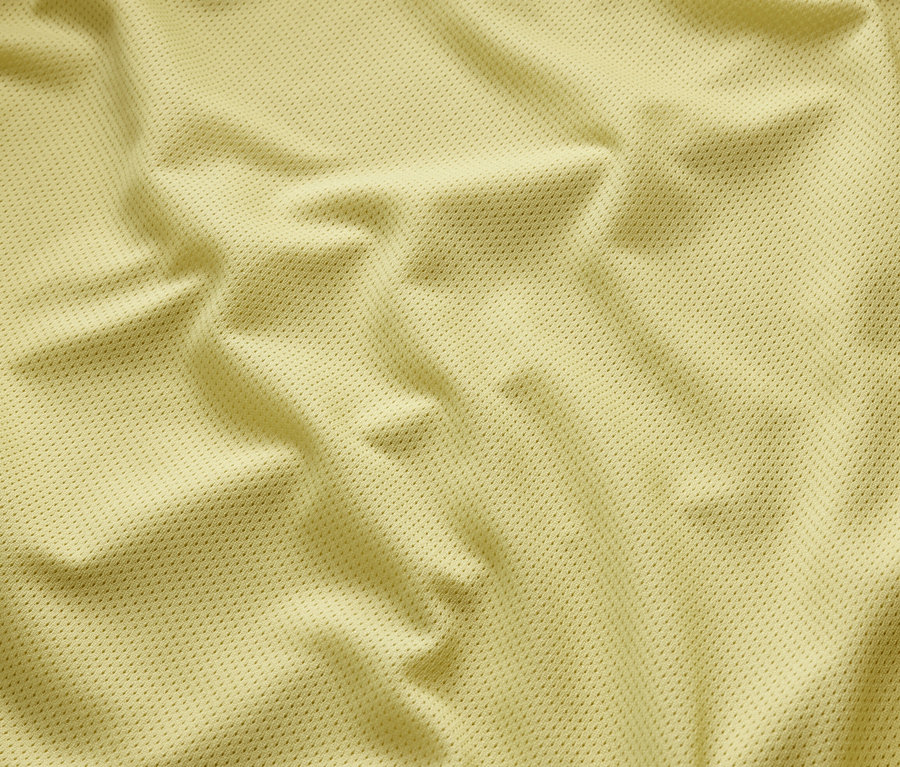 Gros plan texturé d'une veste de pluie jaune.