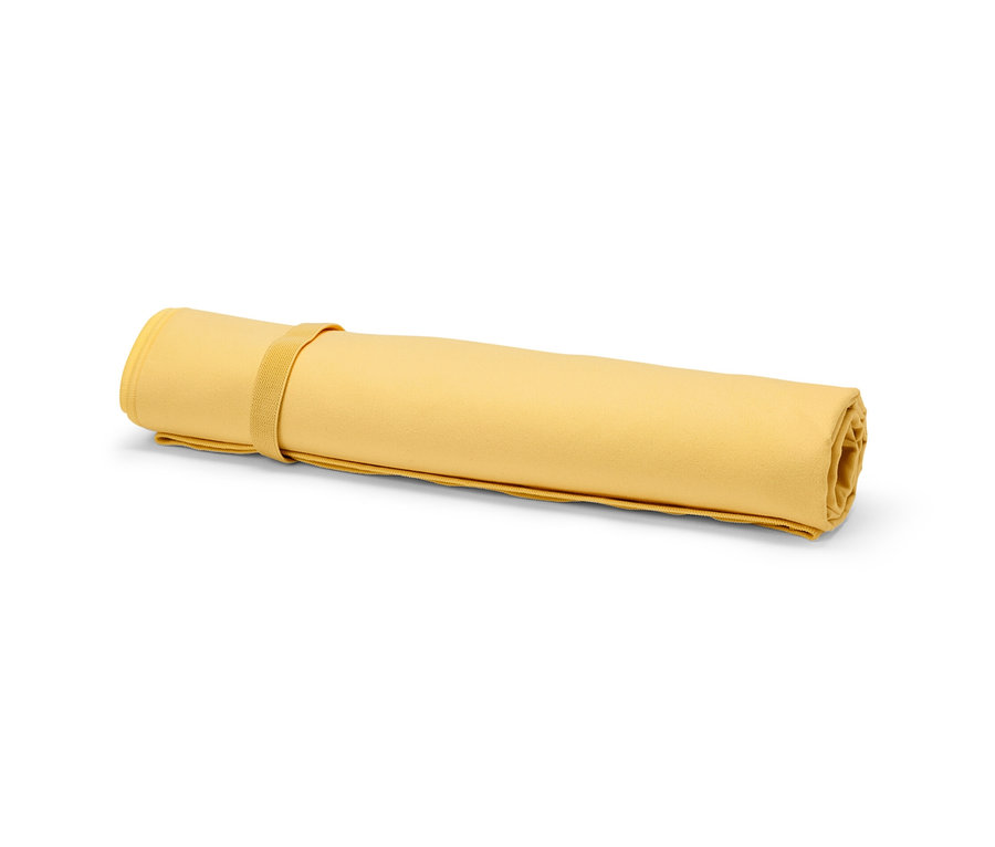 Une serviette microfibre pour enfants jaune, enroulée, avec un motif de glace.