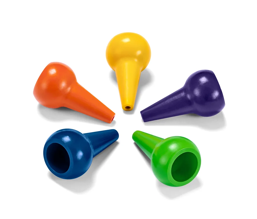 Cinq crayons de cire en orange, jaune, violet, bleu et vert.