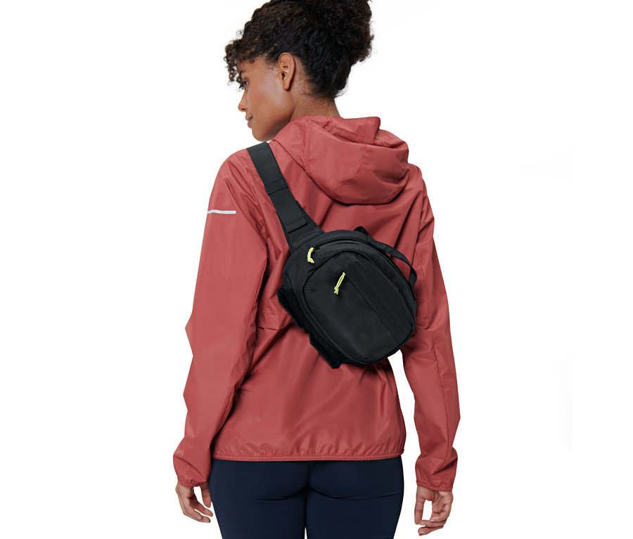 Femme portant une sacoche de guidon 2 en 1.