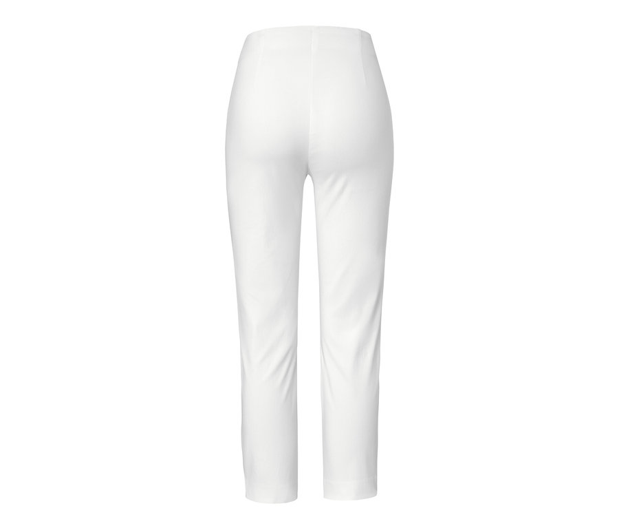 Vue détaillée de l'arrière d'un pantalon stretch 7/8 blanc.