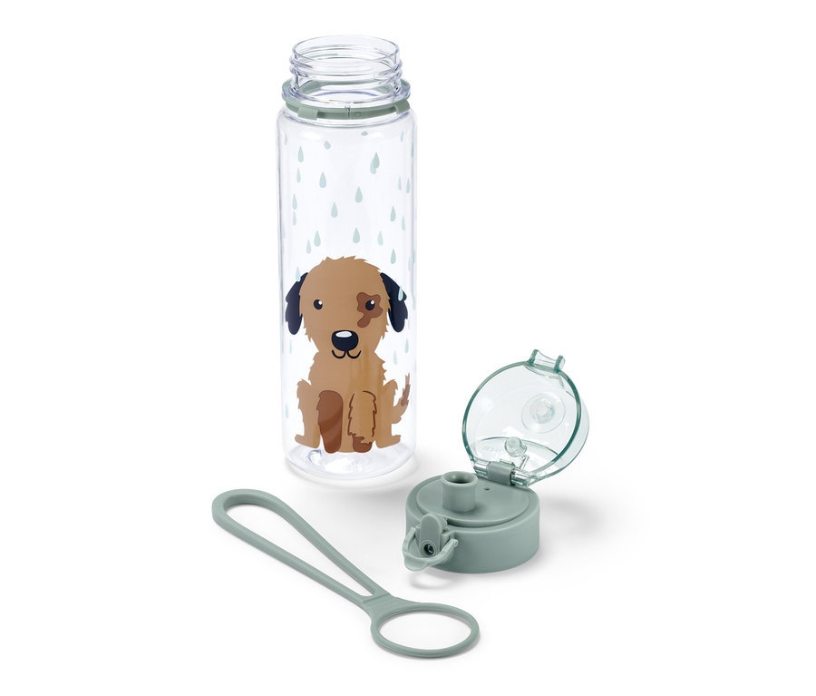 Une gourde transparente avec un dessin de chien, un couvercle et une dragonne sont posés à côté de la gourde.
