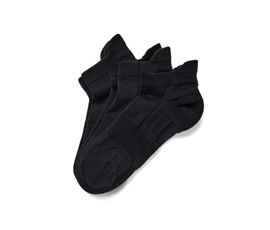 Trois paires de chaussettes de course professionnelles noires.
