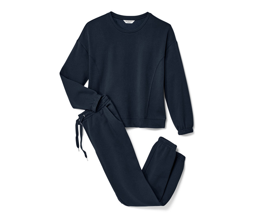 Survêtement d’intérieur bleu foncé.