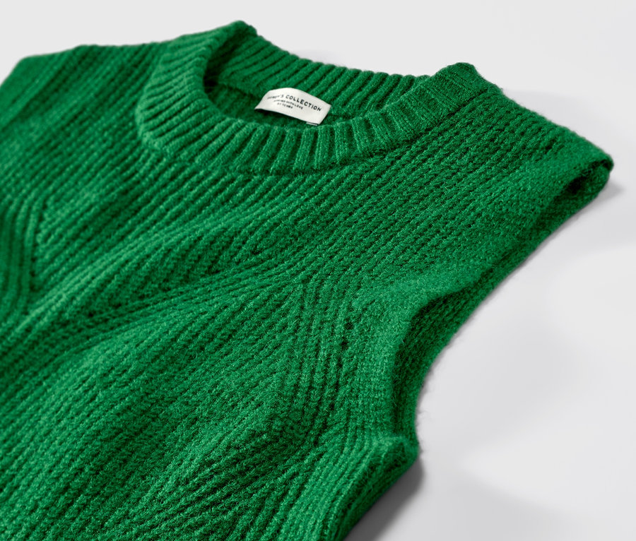 Vue détaillée d'un pull sans manches en maille vert.