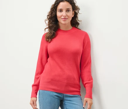 Femme posant portant un pull en maille fine.