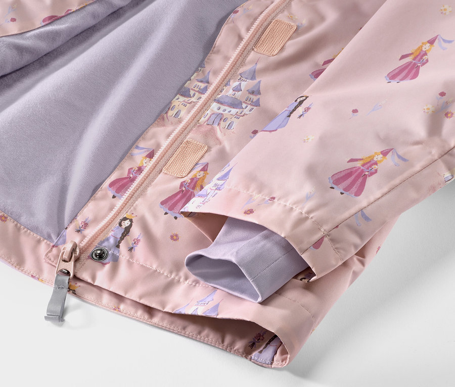 Gros plan sur une veste de pluie pour enfant avec un motif de princesse.