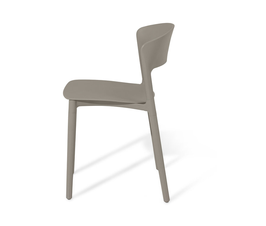 Image d'une chaise en plastique sur deux.
