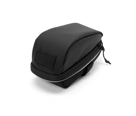 Une sacoche de selle pour vélo noire.