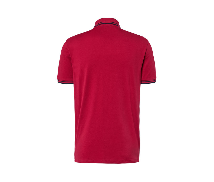 Vue arrière d'un polo en piqué rouge.