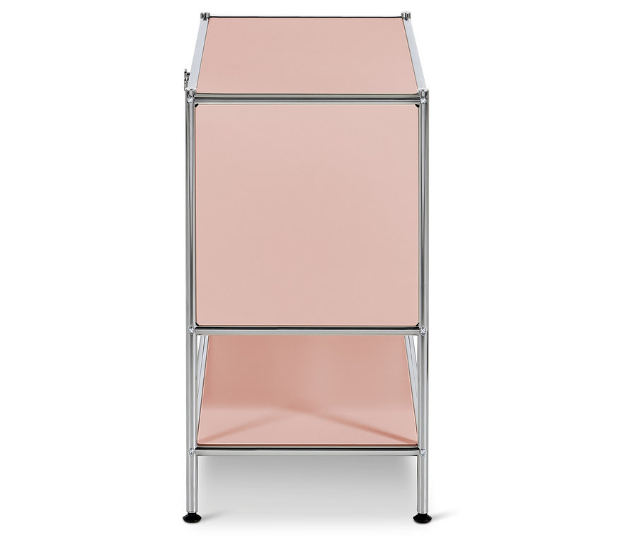 Table de chevet rose pâle avec deux étagères et un cadre chromé.