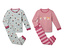 Deux ensembles de pyjamas pour filles. Un bleu clair avec des ballerines, un rose avec un pantalon rayé.