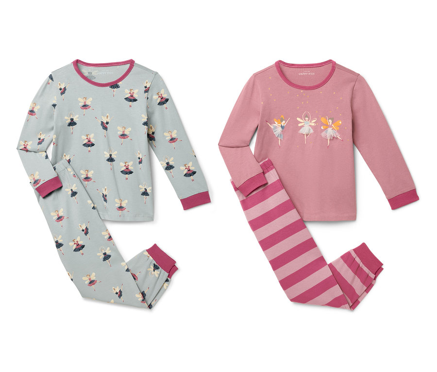 Deux ensembles de pyjamas pour filles. Un bleu clair avec des ballerines, un rose avec un pantalon rayé.