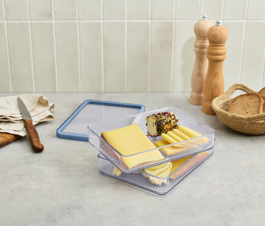 Boîte à viande avec fromages et charcuteries sur une table.