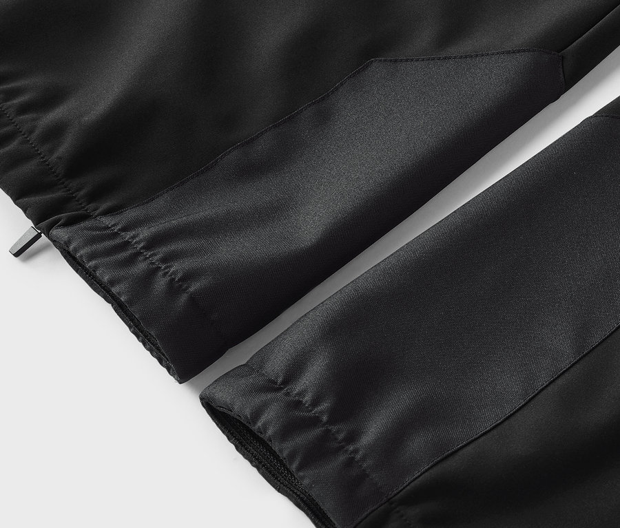 Gros plan sur un pantalon noir avec taille élastique et chevilles élastiquées.