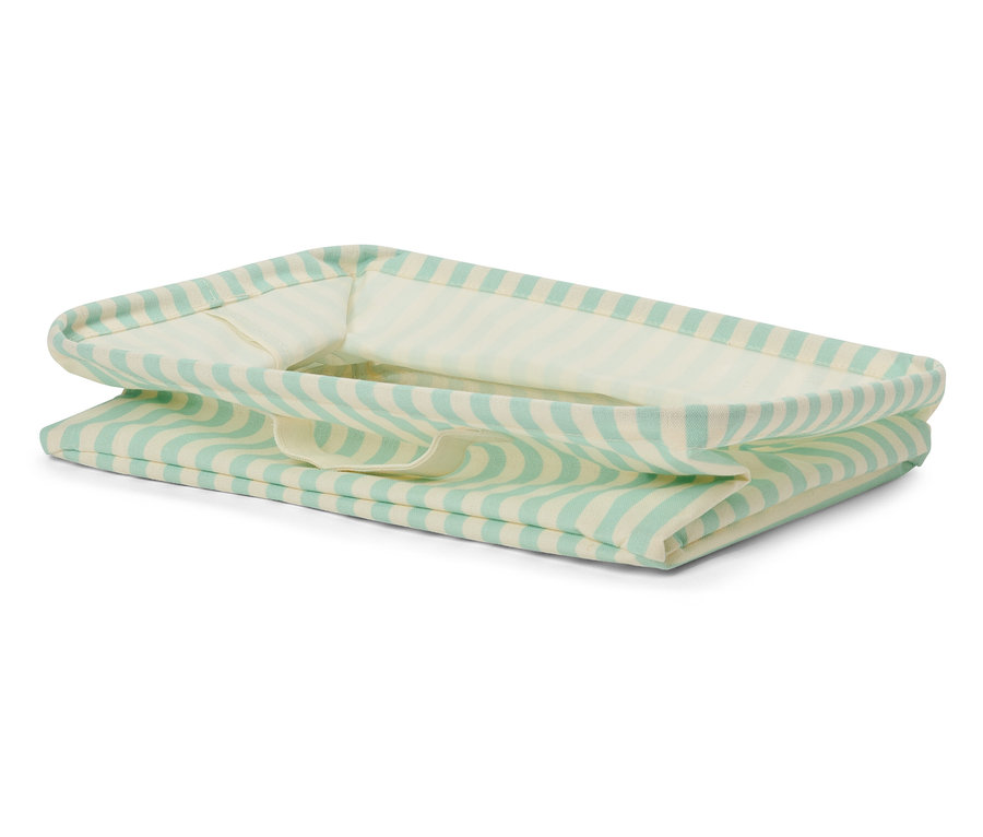 Panier en tissu rayé blanc et vert clair.