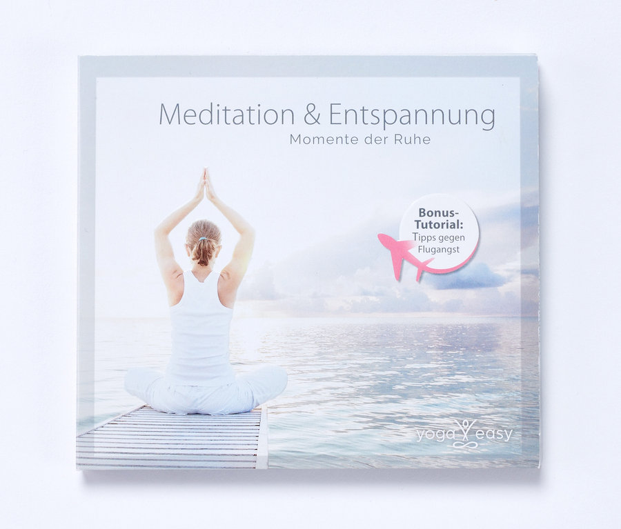 Pochette du CD « Méditation et relaxation : moments de silence » avec une femme en position du lotus devant un lac.