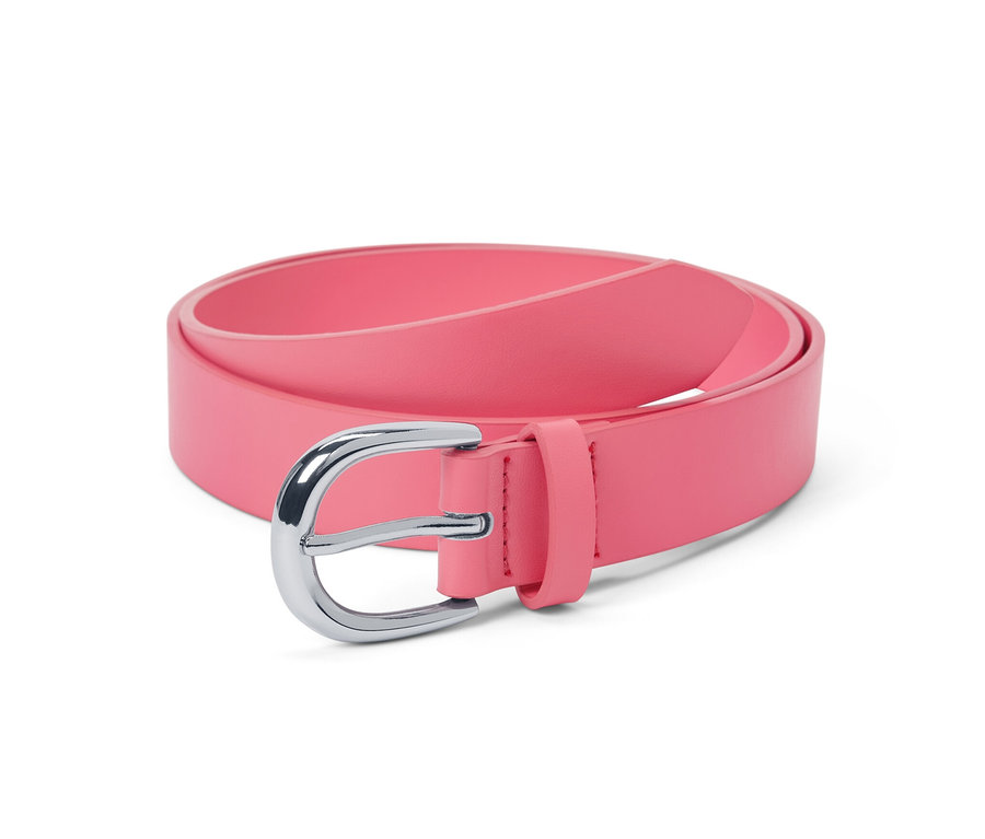 Une ceinture rose avec une boucle argentée est enroulée sur un fond blanc.