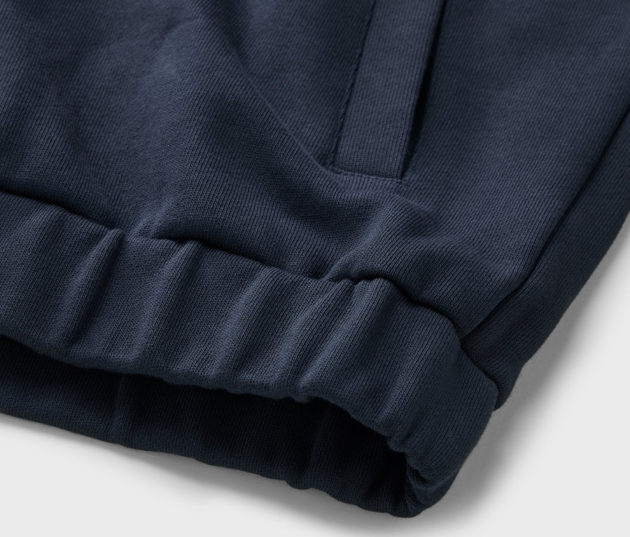 Détail d'un sweat à capuche bleu foncé.