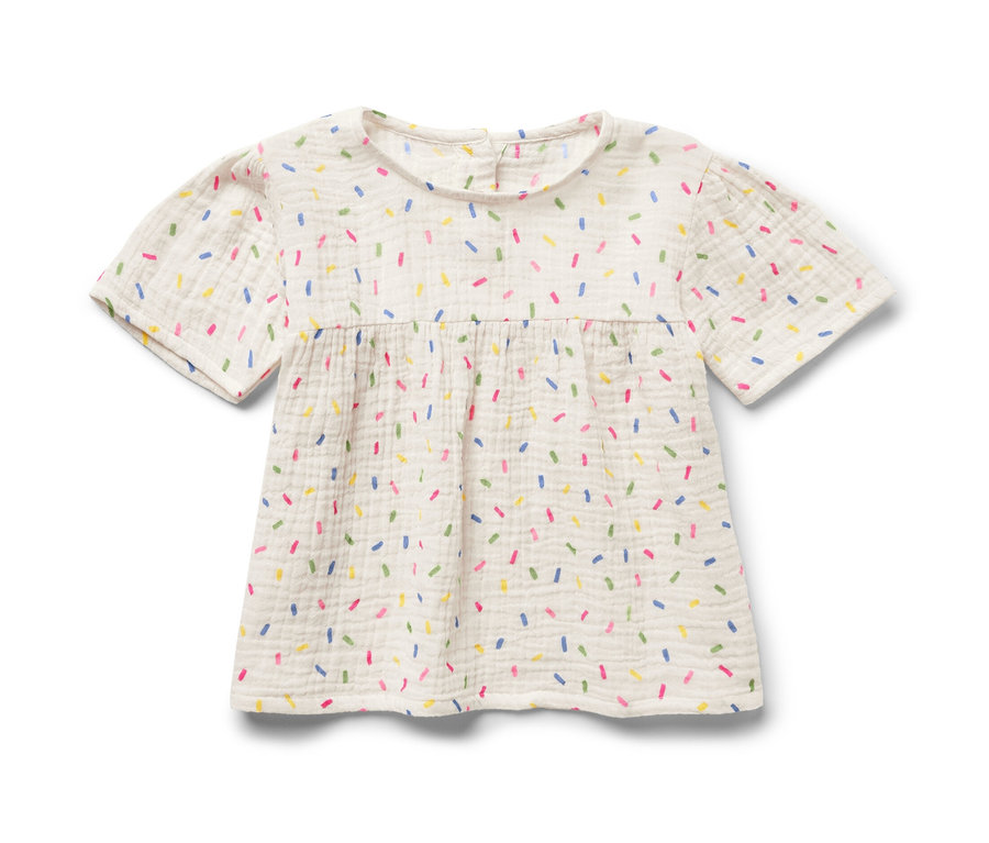 Blouse en mousseline pour enfant avec motif coloré.