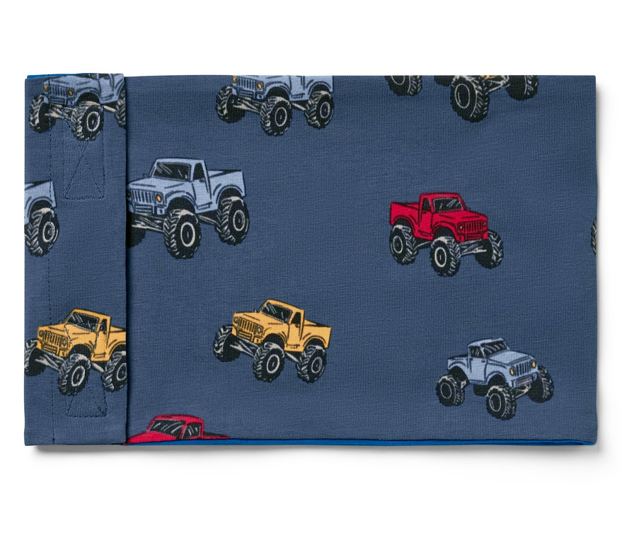 Tissu avec motif de monster trucks en gris, rouge et jaune sur fond bleu.