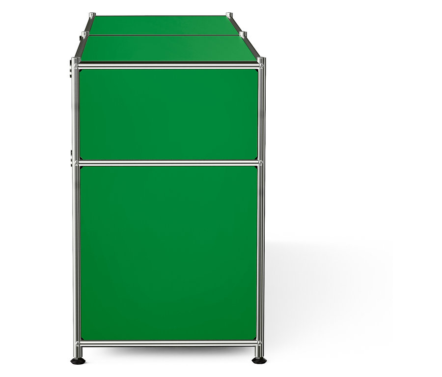 Armoire verte avec deux étagères et cadre argenté.