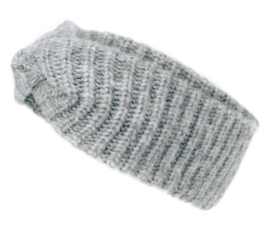 Bandeau tricoté gris sur fond blanc.