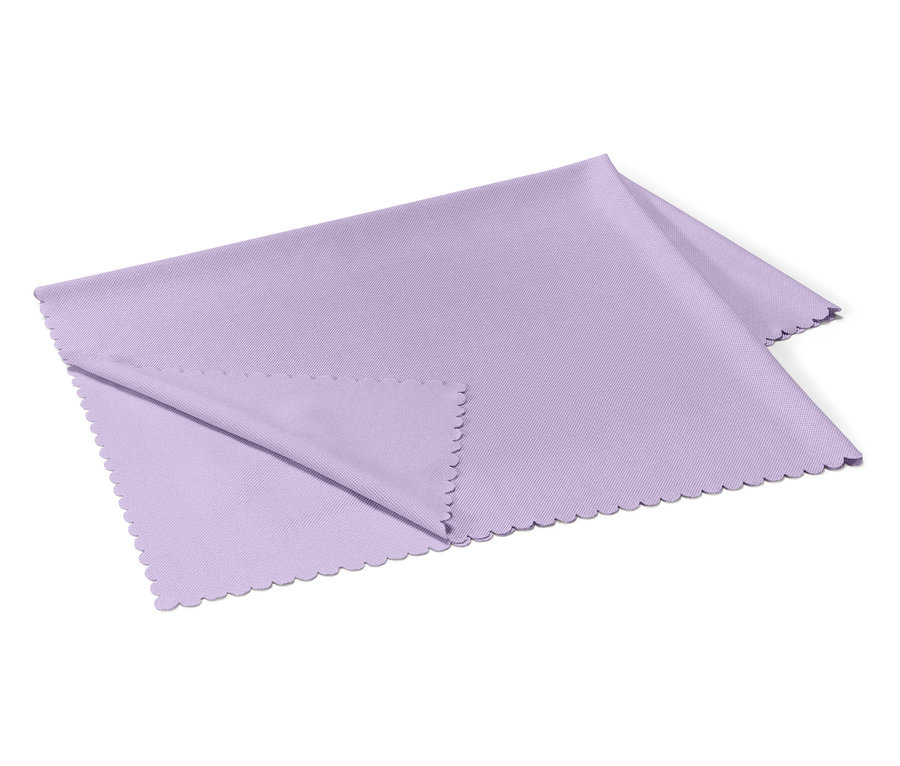 Un chiffon lavande plié avec un bord ondulé repose sur un fond blanc.