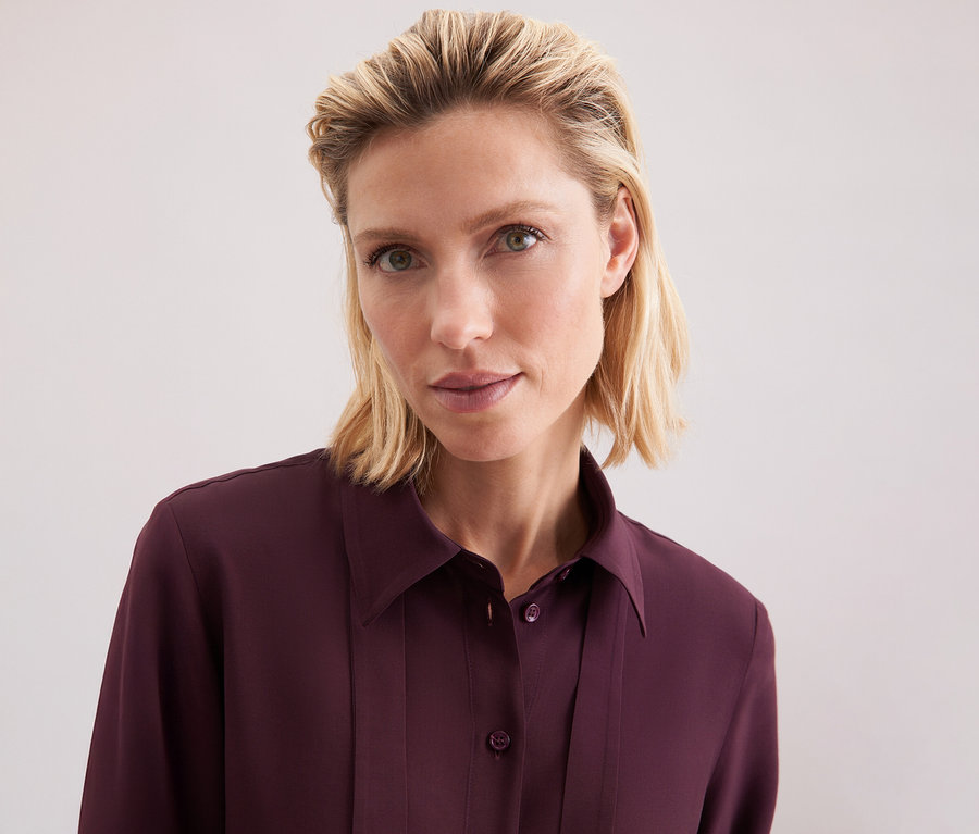 Femme portant une blouse à col lavallière en viscose Seidensticker.