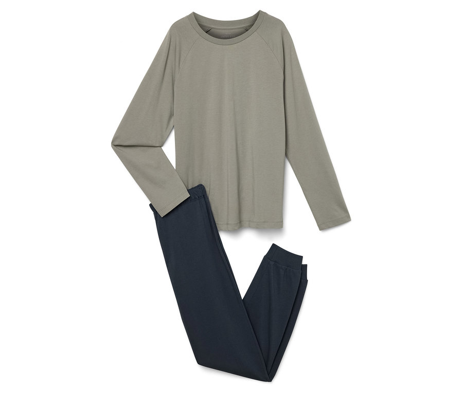 Haut kaki à manches longues et pantalon bleu marine sur fond blanc.