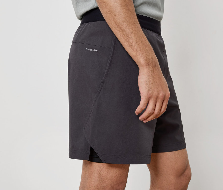Homme posant en short Dry Active Plus.