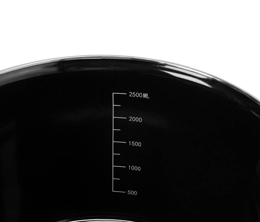 Gros plan d'un récipient noir avec une échelle de mesure allant de 500 à 2500 ml.