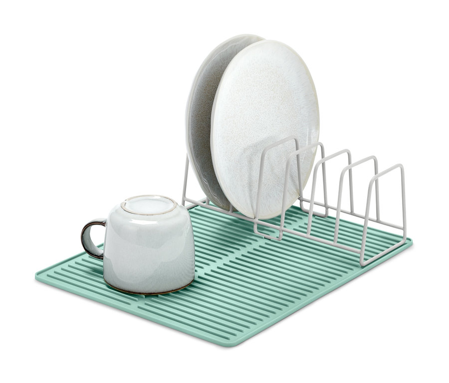 Égouttoir avec tapis en silicone avec une tasse et deux assiettes.