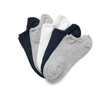 Cinq paires de socquettes de sport en bleu foncé, gris et blanc.