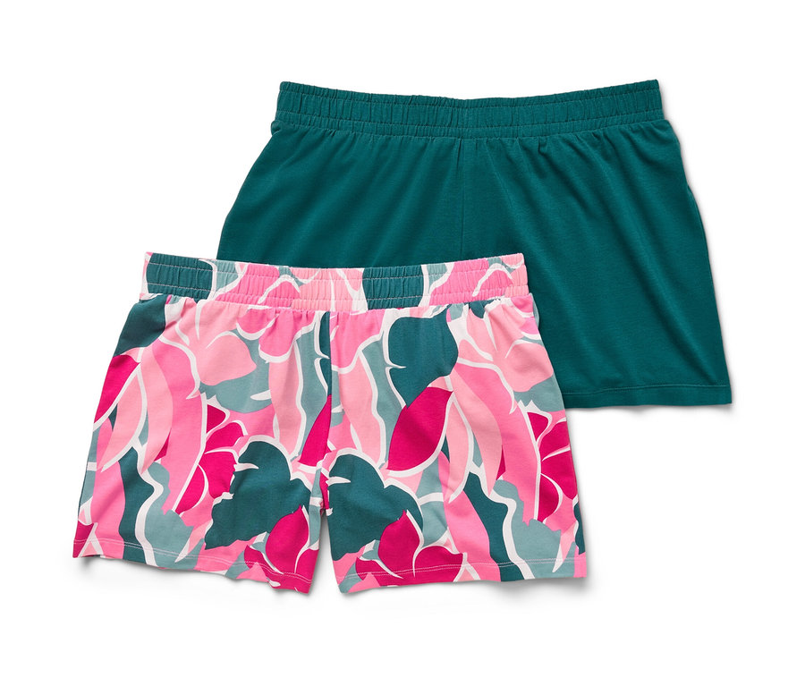Deux shorts, un vert et un avec un motif floral rose et vert.