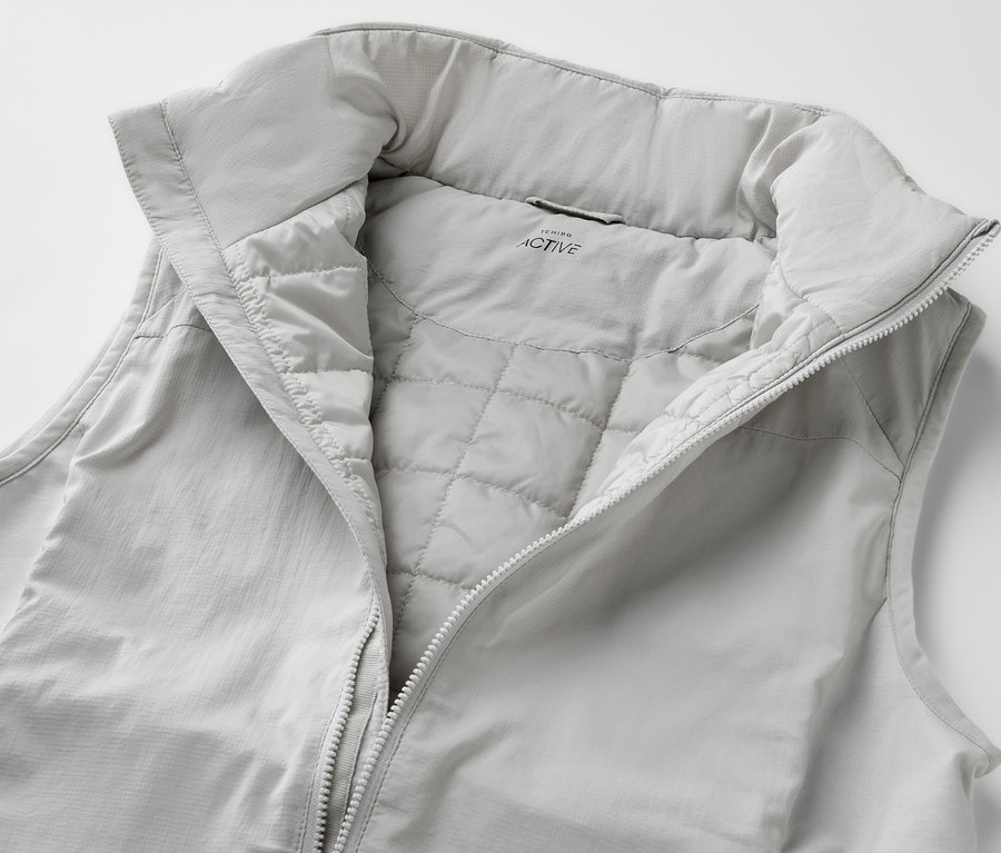 Veste sans manches hybride « pack light » claire avec fermeture éclair ouverte.