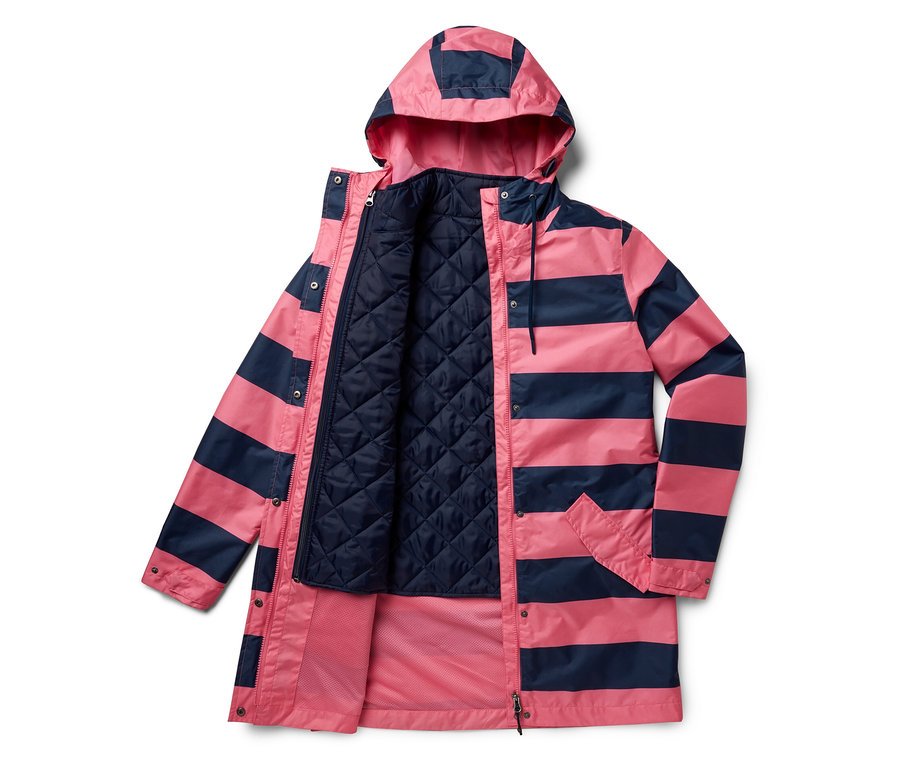 Veste à capuche rose ouverte avec des rayures bleu marine et une doublure matelassée bleu marine.