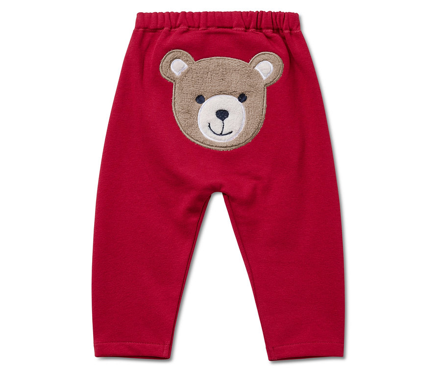 Pantalon de bébé rouge avec un patch d'ours au centre.