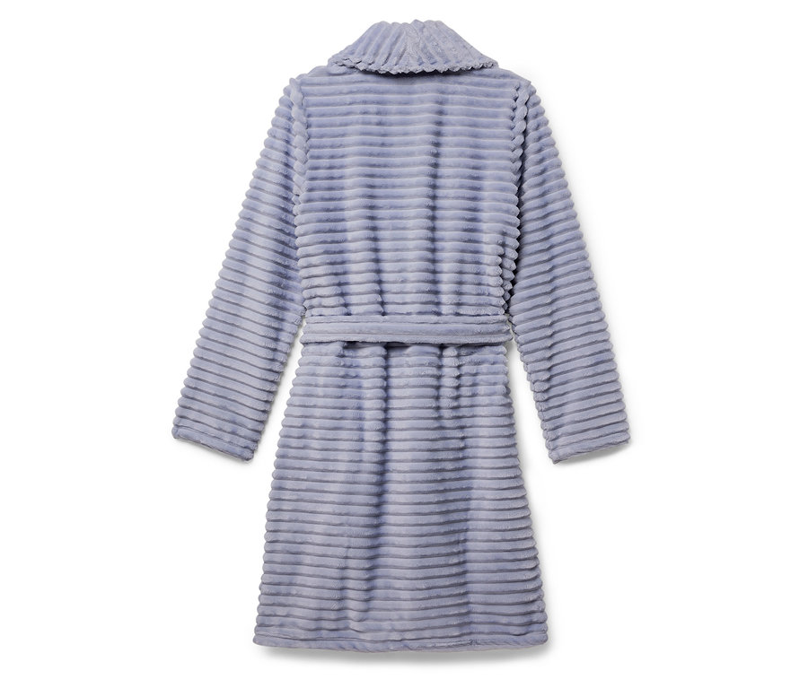 Peignoir bleu avec des rayures horizontales et une ceinture.