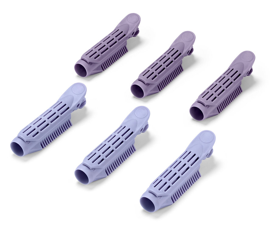 Six bigoudis violets sur fond blanc.