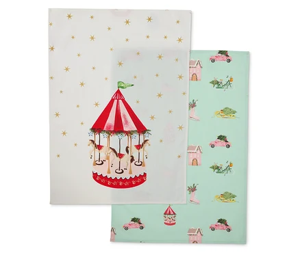 Deux torchons en tissu : un avec un carrousel, l'autre avec des motifs hivernaux.