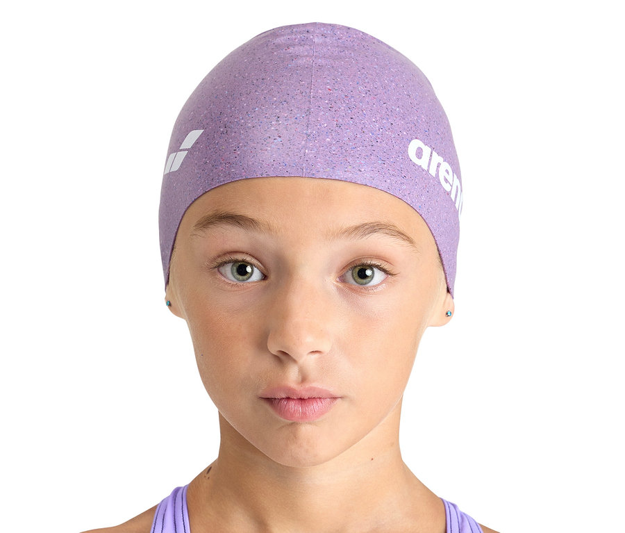 Portrait d'une fille portant un bonnet de bain arena Junior en silicone rose.