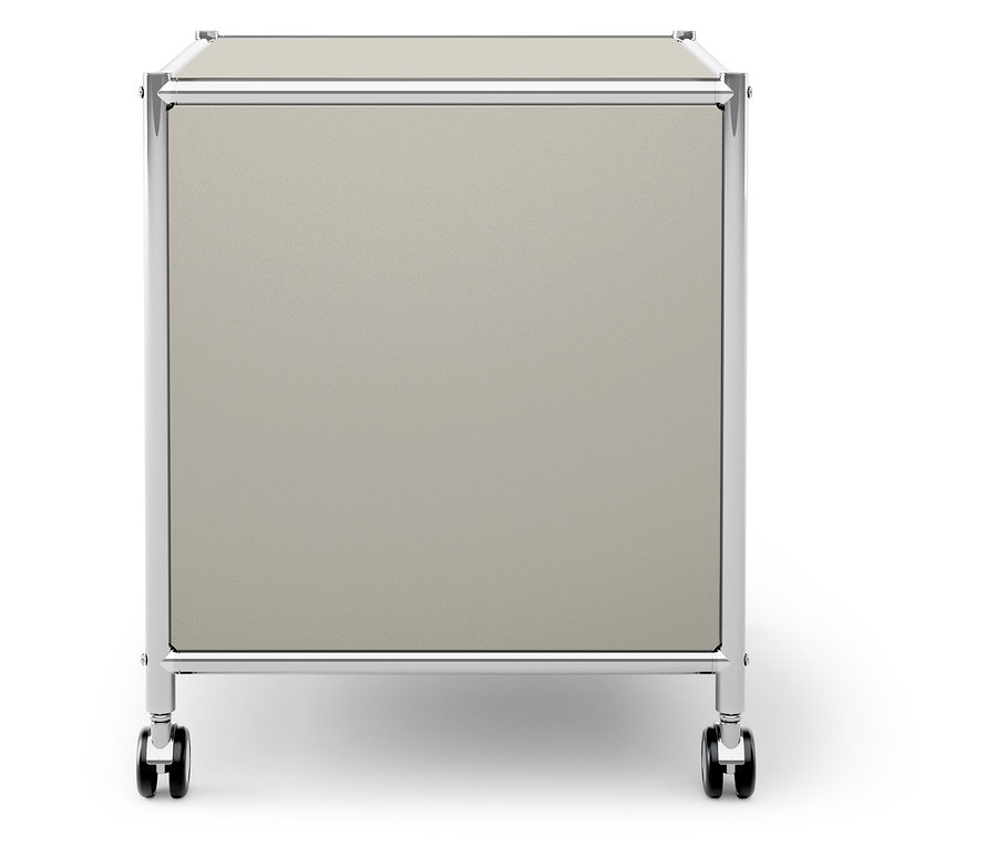 Boîte de rangement beige sur roulettes avec cadre chromé.