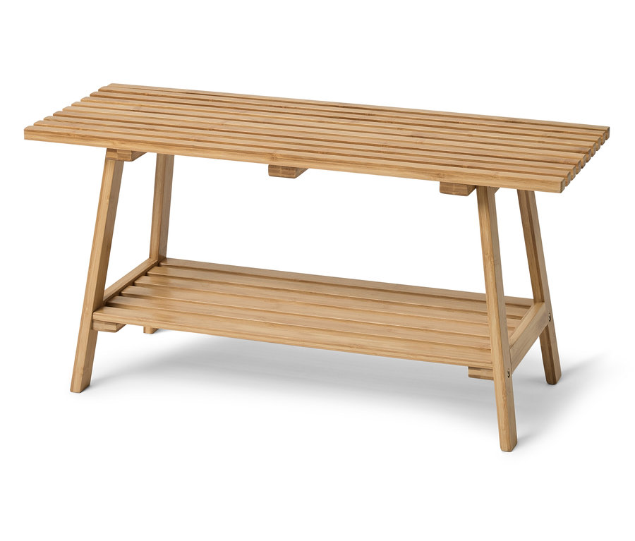 Banc en bambou avec assise à lattes et étagère inférieure.