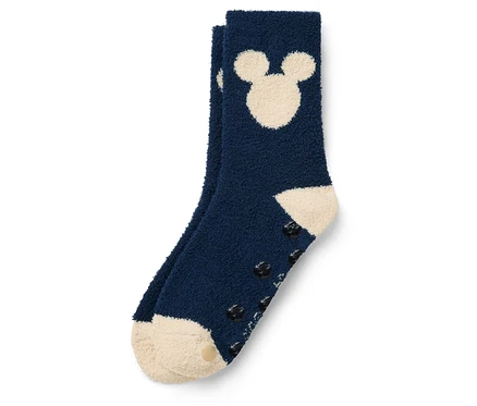 Gros plan d'une chaussette bleu marine avec un motif Mickey Mouse et une semelle antidérapante.